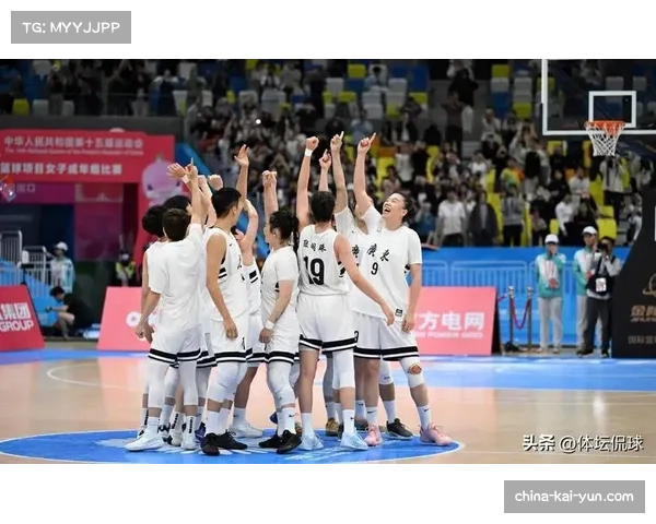 广东女篮内线双塔战术压制对手禁区进攻